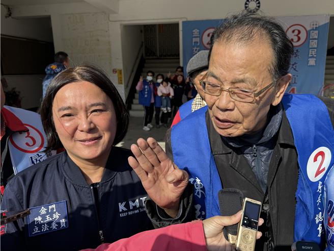 久未露面的「老縣長」陳水在(右)此次也出面力挺，擔任陳玉珍競選總部的榮譽主任委員。(于家麒攝)