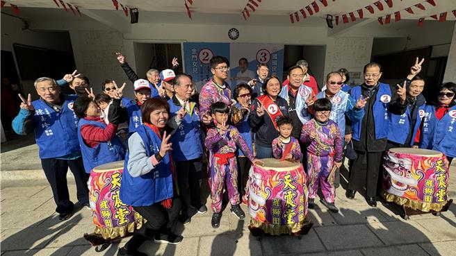 陳玉珍(二排中)強調，未來仍將努力完成鄉親的各項囑託，一定不能辜負每位鄉親的的期待。(于家麒攝)