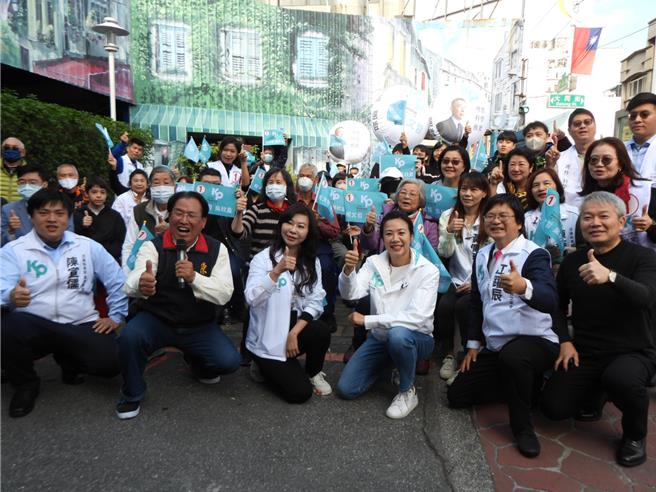 民眾党副总统候选人吴欣盈（前右三）抢攻东部票仓，今天一早到花莲助选并参加竞选总部成立大会。（罗亦晽摄）