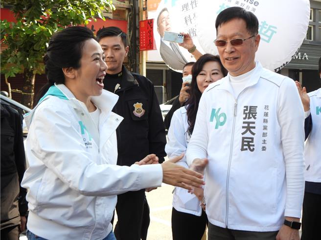 民眾党副总统候选人吴欣盈（前左）抢攻东部票仓，今天一早到花莲助选并参加竞选总部成立大会，热情与县党部干部握手。（罗亦晽摄）