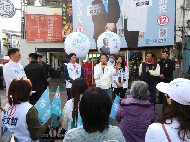 民眾党副总统候选人吴欣盈（前右三）抢攻东部票仓，今天一早到花莲助选，与支持者分享参选政见。（罗亦晽摄）