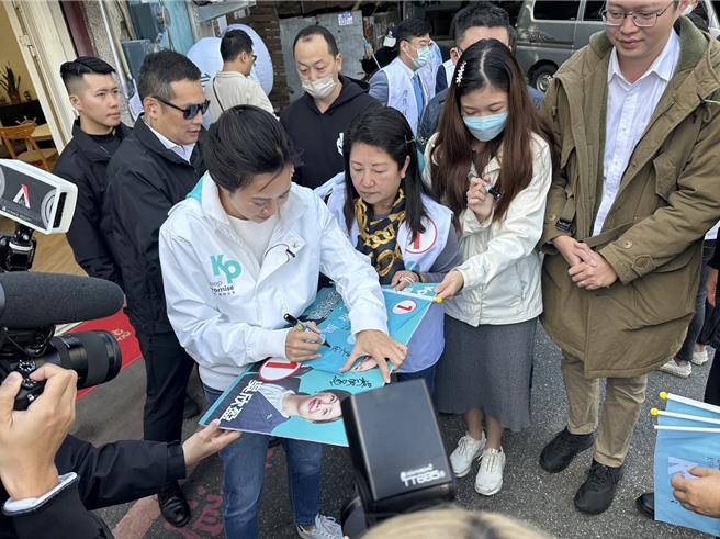 民眾党副总统候选人吴欣盈（前右三）抢攻东部票仓，今天一早到花莲助选，热情的替支持者签名，展现亲和一面。（罗亦晽摄）