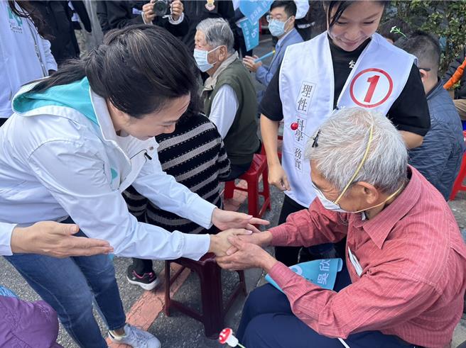 民眾党副总统候选人吴欣盈（前右三）抢攻东部票仓，今天一早到花莲助选，热情的与支持者握手，展现亲和一面。（罗亦晽摄）