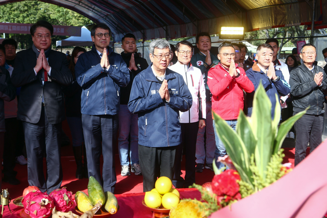 行政院長陳建仁（前）與內政部長林右昌（後左一）26日出席林口區A3計畫道路新闢工程動土，陳建仁表示在地區的發展交通的韌性扮演很重要的角色，交通的建設一定要中央跟地方來合作，這個計畫一定會中央、地方攜手合作，當大家團結在一起的時候就能走的更穩健、更遠。（鄧博仁攝）