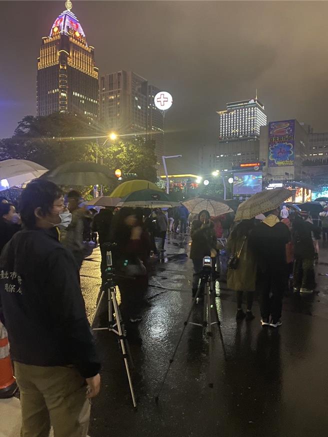 臺北市環保局每年於跨年晚會期間皆派專人進駐監測噪音，維護居民生活品質。(黃敬文翻攝)
