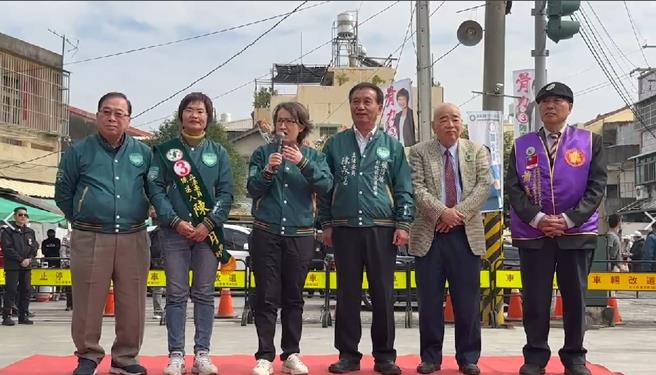 民进党副总统候选人萧美琴（左三）26日到彰化县社头乡，为党籍立委候选人陈素月（左二）站台拉票，萧美琴表示，社头乡有一半的乡亲都姓萧，目前3组候选人只有她这组有姓萧，呼吁社头不能漏气。（民眾提供／吴建辉彰化传真）