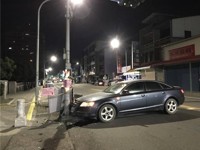 一辆自小客车25日深夜自撞新化中正路国税局前号志灯，肇事驾驶随后逃逸。（读者提供／曹婷婷台南传真）