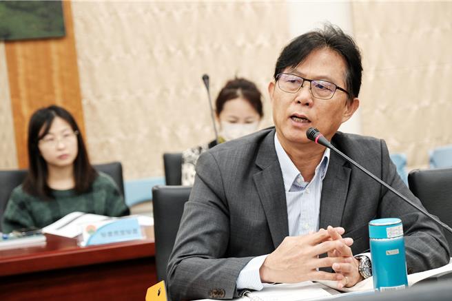 新竹瓦斯公司总经理邱世昌说明0624竹北气爆事件，对陈姓少年家属提出体伤等赔偿问题，将秉持最大诚意进行第2次协商，让事件早日落幕。（罗浚滨摄）