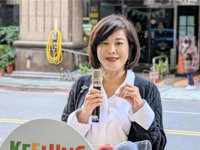 基隆市第二座企業認養公車候車亭26日揭幕啟用，基隆市副市長邱佩琳表示，未來市府將與更多企業合作，共造城市新美學。（張志康攝）