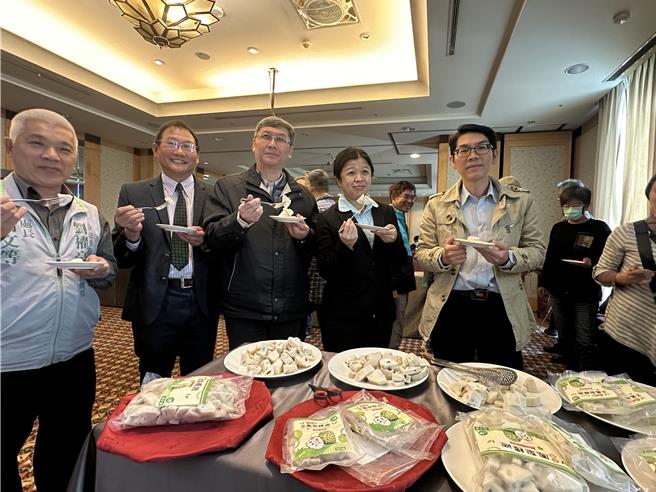 國立台東大學友善農產推廣中心媒合釋迦農及福和生鮮農產公司，以-80度急速冷凍技術加工有機鳳梨釋迦。（蔡旻妤攝）