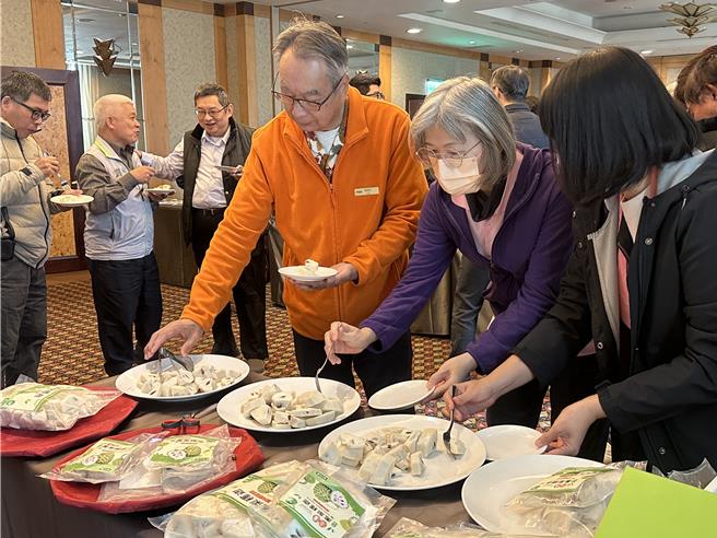 國立台東大學友善農產推廣中心媒合釋迦農及福和生鮮農產公司，以-80度急速冷凍技術加工有機鳳梨釋迦。（蔡旻妤攝）
