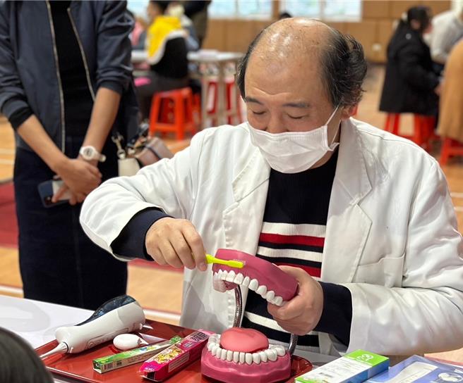 基隆市政府26日于国立基隆特殊教育学校办理洁牙天使包致赠仪式，将冲牙器、Y型牙线棒、张口器、牙刷、牙线及牙膏做成组合包，并由牙医师现场指导示范正确洁牙技巧，协助让学童与照顾者了解如何维持口腔健康。（基隆市教育处提供／徐佑升基隆传真）