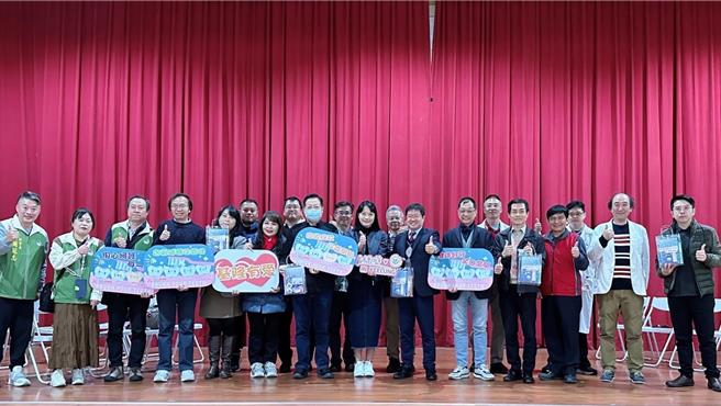 基隆市政府26日于国立基隆特殊教育学校办理洁牙天使包致赠仪式，将冲牙器、Y型牙线棒、张口器、牙刷、牙线及牙膏做成组合包，并由牙医师现场指导示范正确洁牙技巧，协助让学童与照顾者了解如何维持口腔健康。图为致赠仪式。（基隆市教育处提供／徐佑升基隆传真）