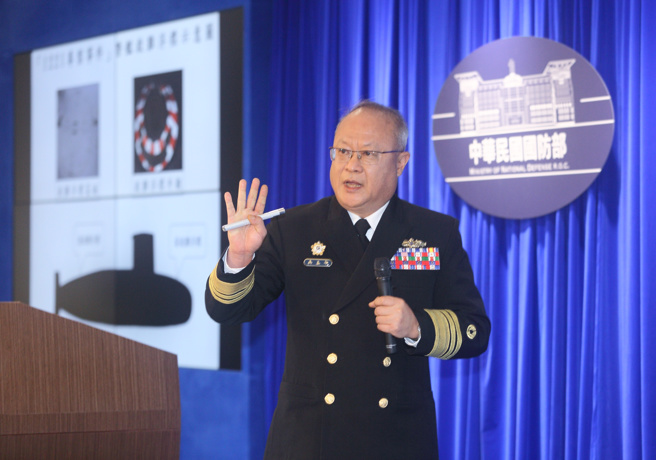 海軍艦隊指揮部256戰隊海虎潛艦，21日執行訓練過程中因裝備脫落、遭遇湧浪導致人員落海，國防部26日舉行記者會，海軍參謀長吳立平（如圖）說明，當時潛艦後側救難浮標脫落，第一批3名海員與兵器長在回收浮標時落水，第二批救生組員有2名落水，人員均依規定繫安全索並穿著救生衣，落水者是因安全索上的安全扣受力變型而落水，最後造成3人獲救、3人失蹤。（張鎧乙攝）