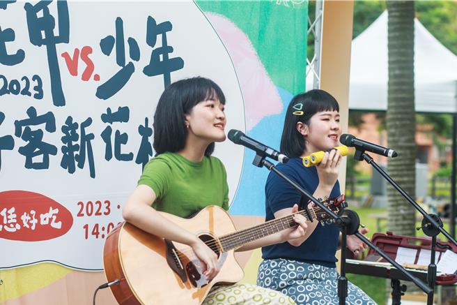 新竹市「1228還我母語─全台《共下》講客遊行」活動，邀請到客家姐妹花彤溫岑二重唱演出。（新竹市政府提供／陳育賢新竹傳真）