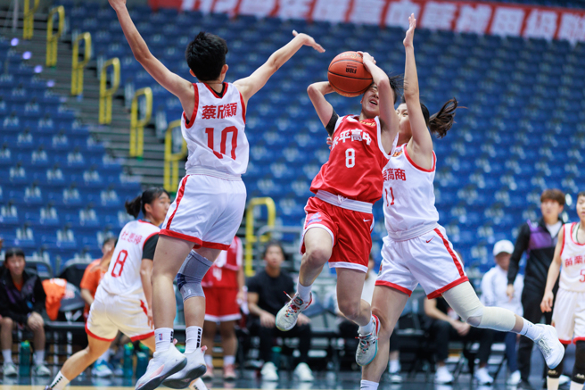 永平湯沛晨（中）助隊擊敗苗商，搶進112學年HBL女甲8強。（高中體總提供）