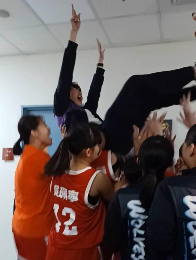 永平高中重返HBL女甲8強，賽後拋起教練陳佩欣慶祝。（陳筱琳攝）