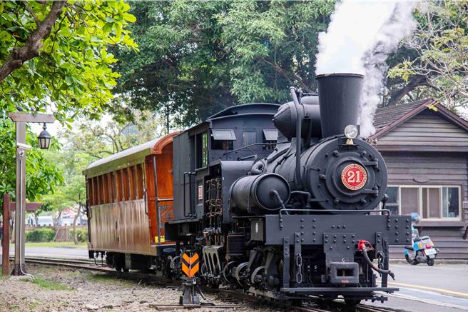 斥資2200萬元，歷經18個月修復、9個月試車，明年1月起，21號蒸汽火車將聯掛檜木車廂，投入「檜來嘉驛」列車運駛。（林鐵及文資處提供∕呂妍庭嘉義傳真）