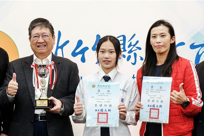 縣長楊文科（左至右）26日頒獎表揚獲選擊劍國手的杜羽簥和杜的母親教練戴秋萍。（羅浚濱攝）