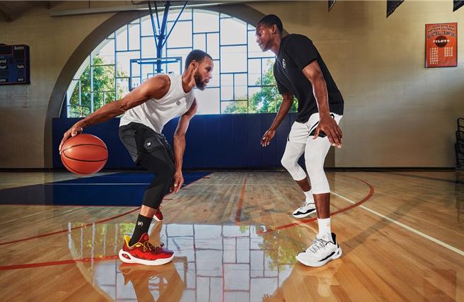 球星Stephen Curry與DeAaron Fox搶先實穿全新UNDER ARMOUR「Curry 11 X Bruce Lee聯名籃球鞋」，民眾只要挑戰三分球大賽就有機會帶走新鞋。（UNDER ARMOUR提供／朱世凱台北傳真）
