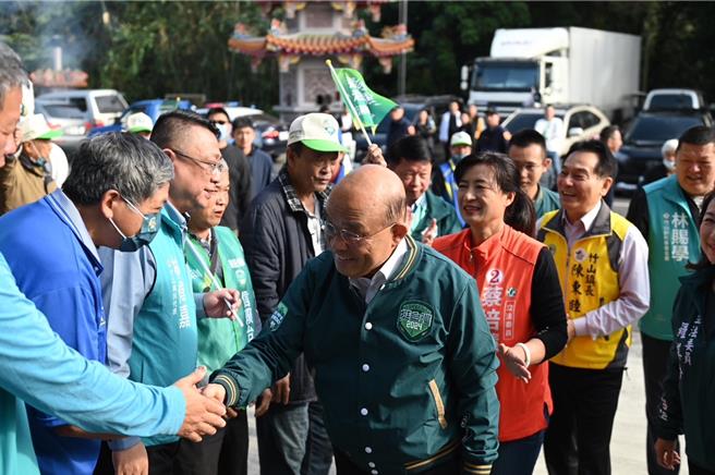 前閣揆蘇貞昌26日到南投縣為立委蔡培慧輔選，面對媒體追問賴清德老家爭議，蘇貞昌忙著跟群眾互動不回應。（蔡培慧競辦提供／楊靜茹南投傳真）