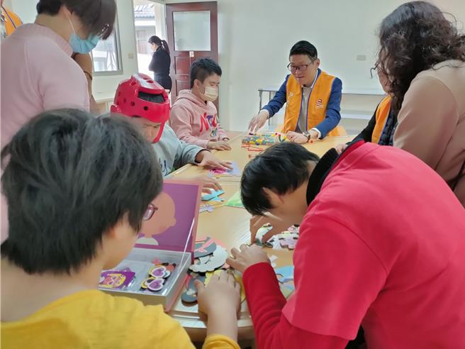 顺仁兄弟会集资30万元购置1批课桌椅、搅拌锅及工作台等捐赠给十方启能中心。（冯惠宜摄）