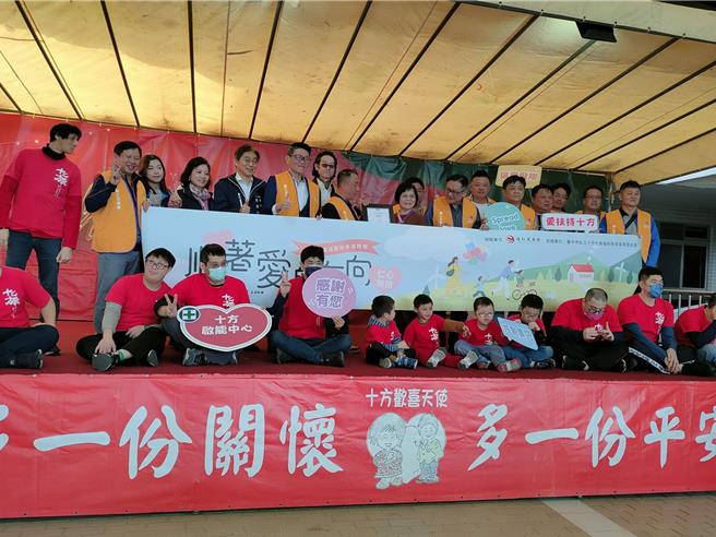 顺仁兄弟会集资30万元购置1批课桌椅、搅拌锅及工作台等捐赠给十方启能中心，26日举办爱心捐赠仪式。（冯惠宜摄）