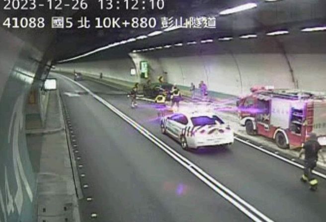 国5北向彭山隧道发生一起火烧车事故。（翻摄「1968即时影像」）
