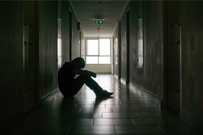 为和深爱的高中闺蜜谈恋爱，印度一名女子不惜做变性手术，将自己变成男人。没想到女闺蜜并未答应和他交往，而他在看见她和其他男性越走越近后因爱成恨，在女方生日时把其约出来，残忍割破女闺蜜手腕和脚踝，再放火将其烧死。图为示意图。（Shutterstock）