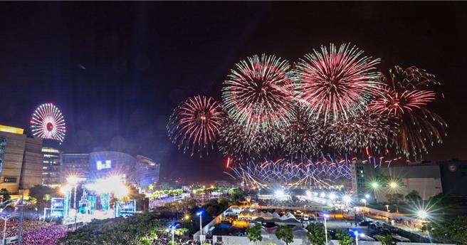 高雄夢時代跨年晚會31日登場，交通局提醒要多利用大眾運輸工具前往會場。（高市府提供／任義宇高雄傳真）