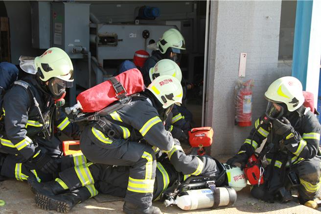金門縣消防局第二大隊聯合第一大隊於太湖海水淡化廠辦理跨大隊組合訓練，以強化救災人員執行勤務行動時之安全。(圖金門縣消防局提供)