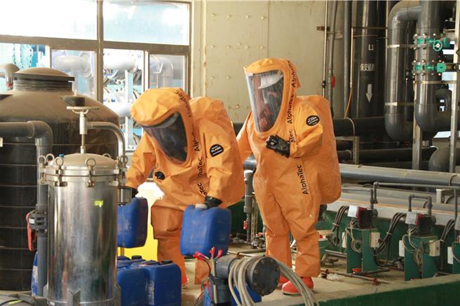 演練模擬化學品外洩搶救及消防人員受困救援等情境，整體演練過程詳實逼真，期能有效提升地區災害搶救之效能。(圖金門縣消防局提供)