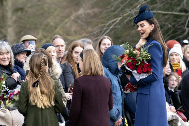 图为英国王室成员25日参加完耶诞礼拜后，夏绿蒂、米亚（Mia Tindall，上图红色大衣女孩）与凯特向民眾问候。（图／美联社）