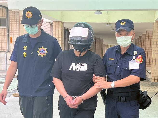 航警局安全检查大队与财政部关务署臺北关查获抹茶粉中夹藏第二级毒品大麻案，收货人越籍武姓留学生一度拒接物流公司电话不收货，经警方日夜不懈在武嫌住所埋伏，全案以违反毒品危害防制条例罪嫌移送臺湾桃园地方法院检察署侦办。（航警局提供。陈麒全桃园机场传真）