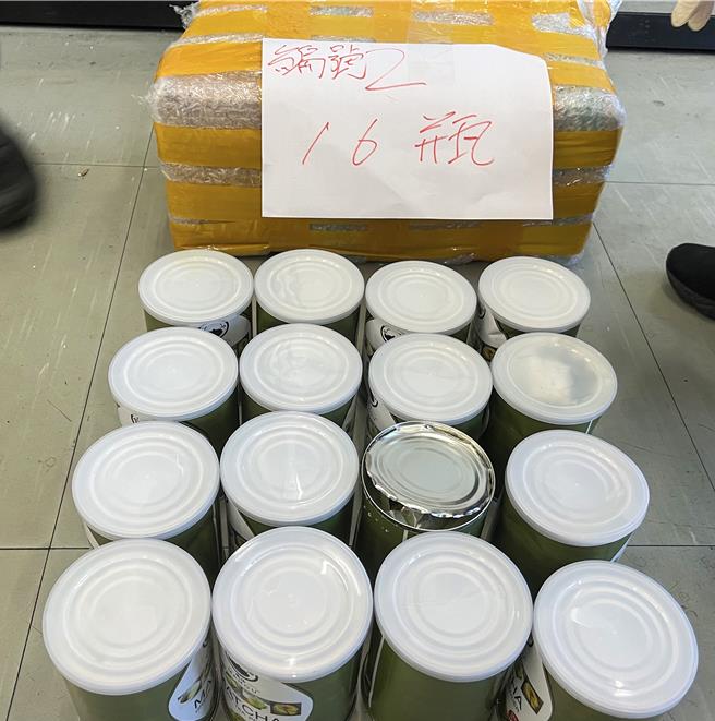 航警局安全检查大队与财政部关务署臺北关于7月20日在桃园国际机场远雄快递进口专区分别查获两批货物，箱内各有17罐、16罐抹茶粉，其中的2罐夹藏第二级毒品大麻。（航警局提供／陈麒全桃园机场传真）