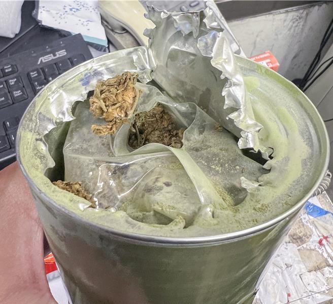 箱内各有17罐、16罐抹茶粉，其中的2罐夹藏第二级毒品大麻。（航警局提供／陈麒全桃园机场传真）
