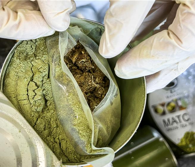 箱内各有17罐、16罐抹茶粉，其中的2罐夹藏第二级毒品大麻。（航警局提供／陈麒全桃园机场传真）