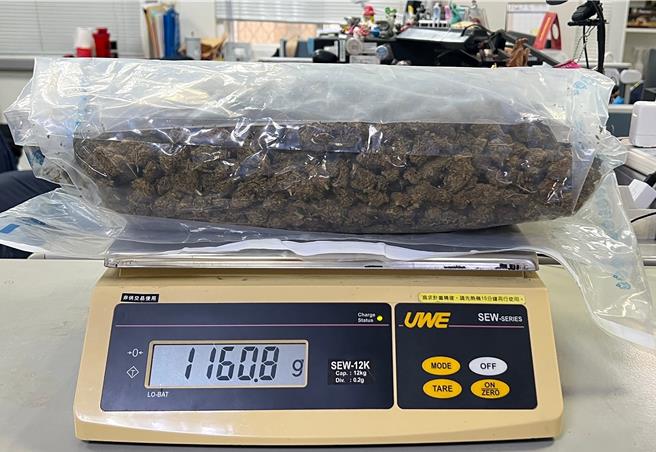 航警局安全检查大队与财政部关务署臺北关于7月20日在桃园国际机场远雄快递进口专区分别查获两批货物，箱内各有17罐、16罐抹茶粉，其中的2罐夹藏第二级毒品大麻，毛重分别为1168公克、1002公克，共计2170公克。（航警局提供／陈麒全桃园机场传真）