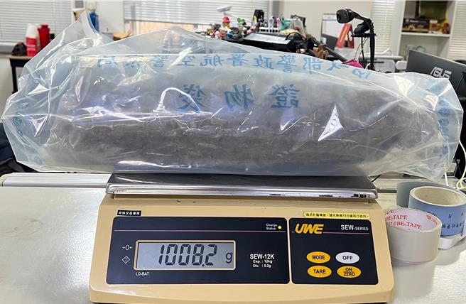 航警局安全检查大队与财政部关务署臺北关于7月20日在桃园国际机场远雄快递进口专区分别查获两批货物，箱内各有17罐、16罐抹茶粉，其中的2罐夹藏第二级毒品大麻，毛重分别为1168公克、1002公克，共计2170公克。（航警局提供／陈麒全桃园机场传真）