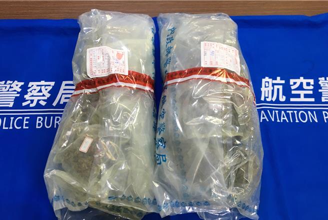 航警局安全检查大队与财政部关务署臺北关于7月20日在桃园国际机场远雄快递进口专区分别查获两批货物，箱内各有17罐、16罐抹茶粉，其中的2罐夹藏第二级毒品大麻，毛重分别为1168公克、1002公克，共计2170公克。（航警局提供／陈麒全桃园机场传真）