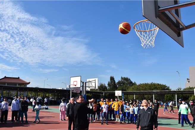 苗栗县长锺东锦等26日上午体验专为慢飞天使设计的动感篮赛投篮。（谢明俊摄）