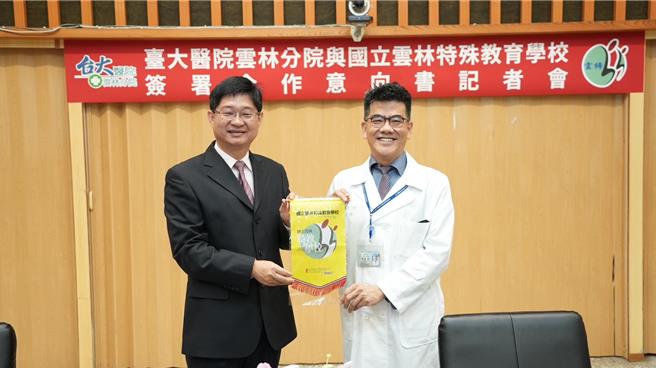 臺大云林分院长马惠明（右）与云特校长陈志清（左）26日代表双方机构签订特约医疗合作备忘录。（台大云林分院提供）