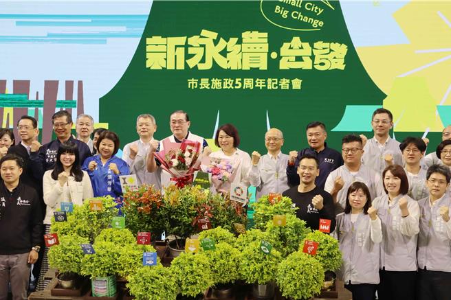 黃敏惠率市府團隊與出席議員合影。（呂妍庭攝）