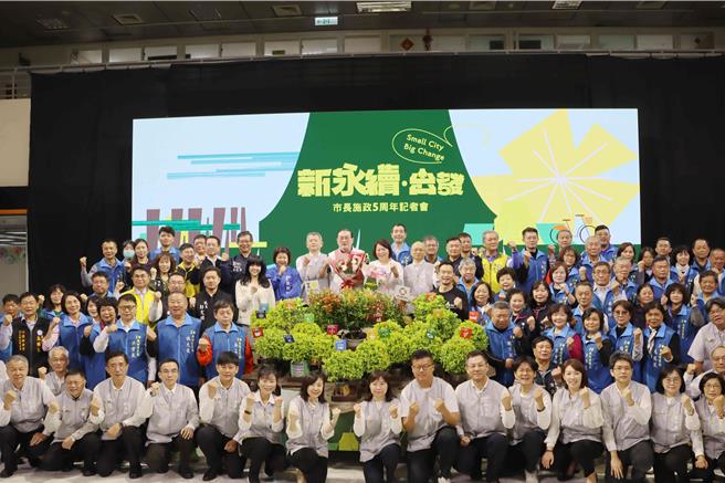 黃敏惠率市府團隊與出席議員、里長合影。（呂妍庭攝）