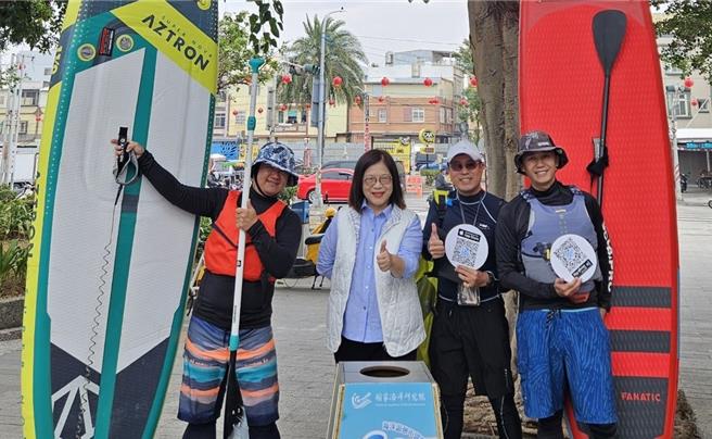 海洋委員會主委管碧玲（左二）26日出席GoOcean APP啟用儀式，她與民眾合影。（海委會提供／林瑞益高雄傳真）