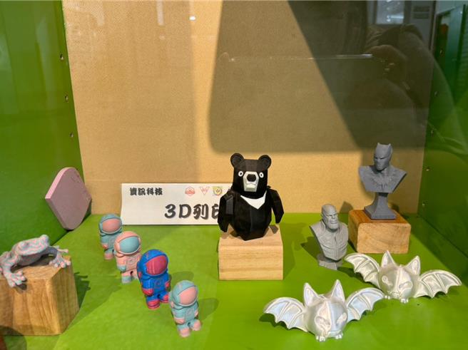 台中市大里区涂城国小适逢104周年，校方规画校庆美展「笔墨文情˙激光创艺」26日正展出，展示成功国中推动科技教育以来，教师与学生创作的雷射切割和3D列印作品。（潘虹恩摄）