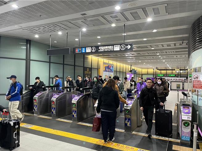 桃捷公司整合机捷闸门系统，21个车站已能使用特殊或一般票卡进出任一通道，至于A22老街溪站则要等明年系统整併验收通过。（桃捷提供／蔡明亘桃园传真）