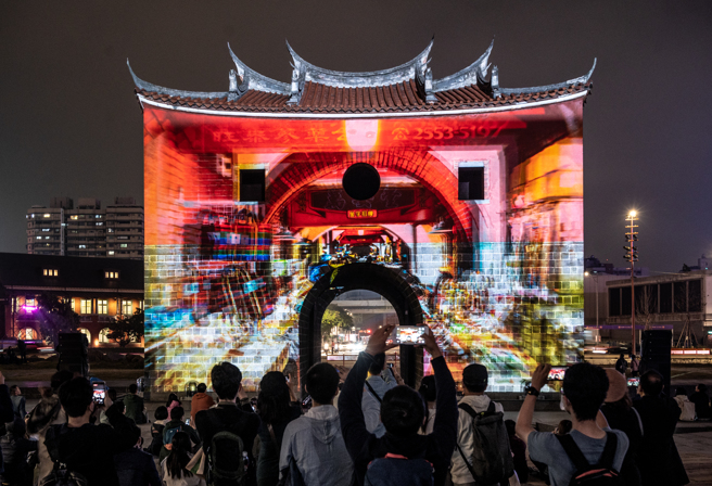 北门光雕将再度登场，今年还有互动设计供民眾体验，图为2020台北灯节。(图/臺北市政府观光传播局提供)