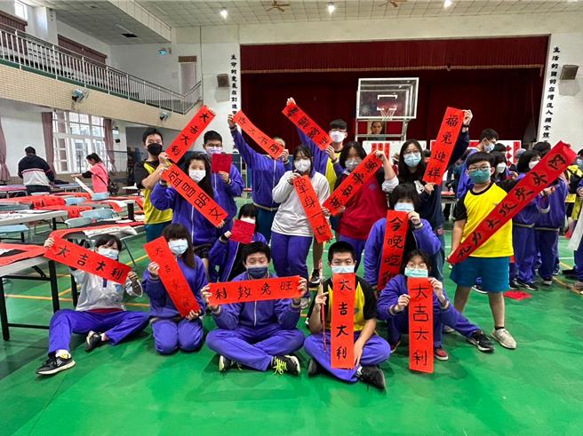 繼112福兔年舉辦師生和民眾在共同揮毫獲得好評，迎接明年113甲辰龍年，台南市柳營區柳營國中將再舉辦，邀請113人共同揮毫。（柳營國中提供／張毓翎台南傳真）