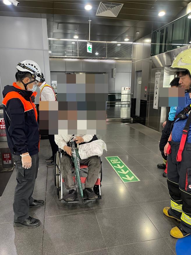 台鐵鳳山車站傳有旅客落軌，所幸立即由月台嚮導人員拉起，僅受到輕傷，也沒有影響到列車運行。（消防局提供／任義宇高雄傳真）
